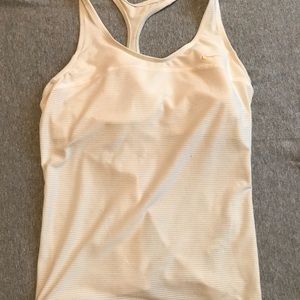 💜 White Nike tank top with built in bra